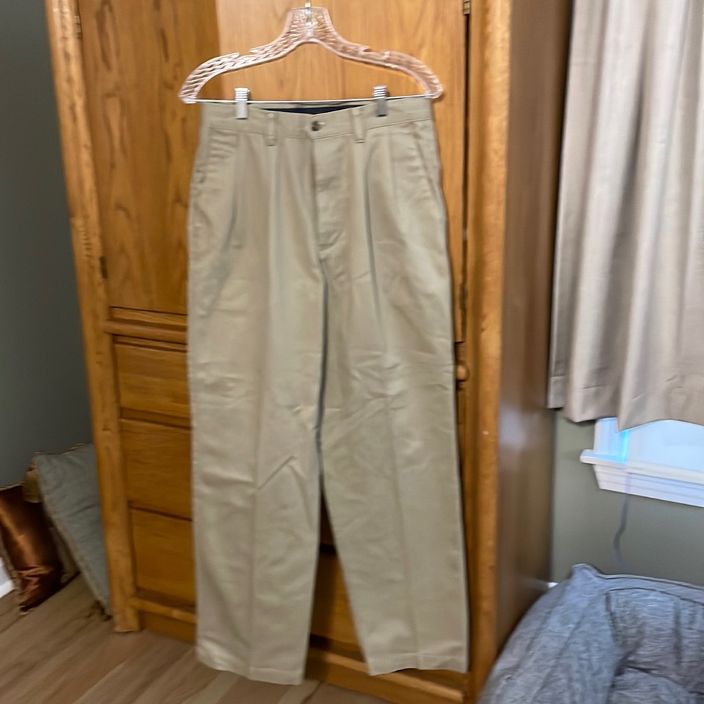Dockers men's tan khaki pants. 31 x 32